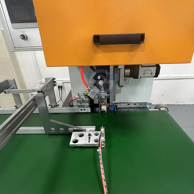 盒子自动冲孔机与自动贴丝带机